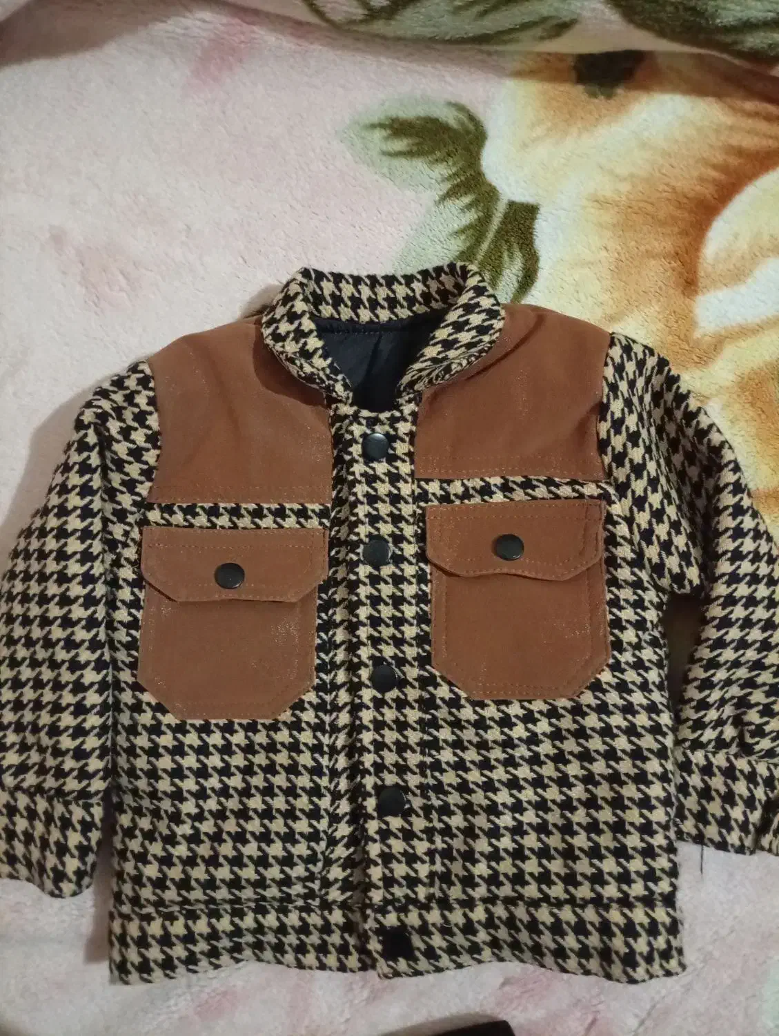 کاپشن|کفش و لباس بچه|خاوه, |دیوار