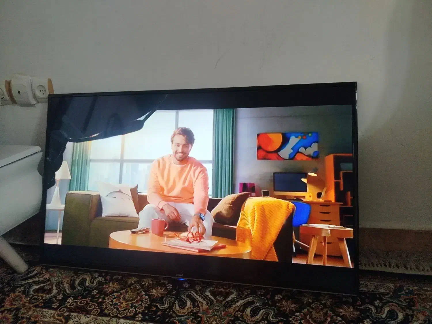 تلویزیون ۴۳اینج شکسته با کارتن|تلویزیون و پروژکتور|رضوانشهر, |دیوار