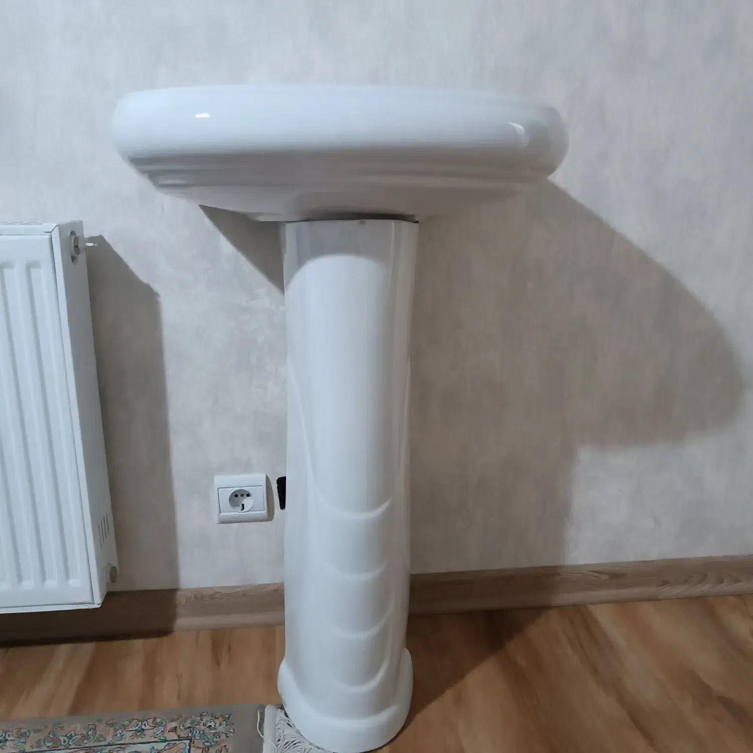 روشویی پایه دار سرامیکی|لوازم سرویس بهداشتی|شیراز, فرهنگ شهر|دیوار