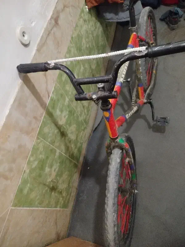 دوچرخه|دوچرخه، اسکیت، اسکوتر|خاش, |دیوار