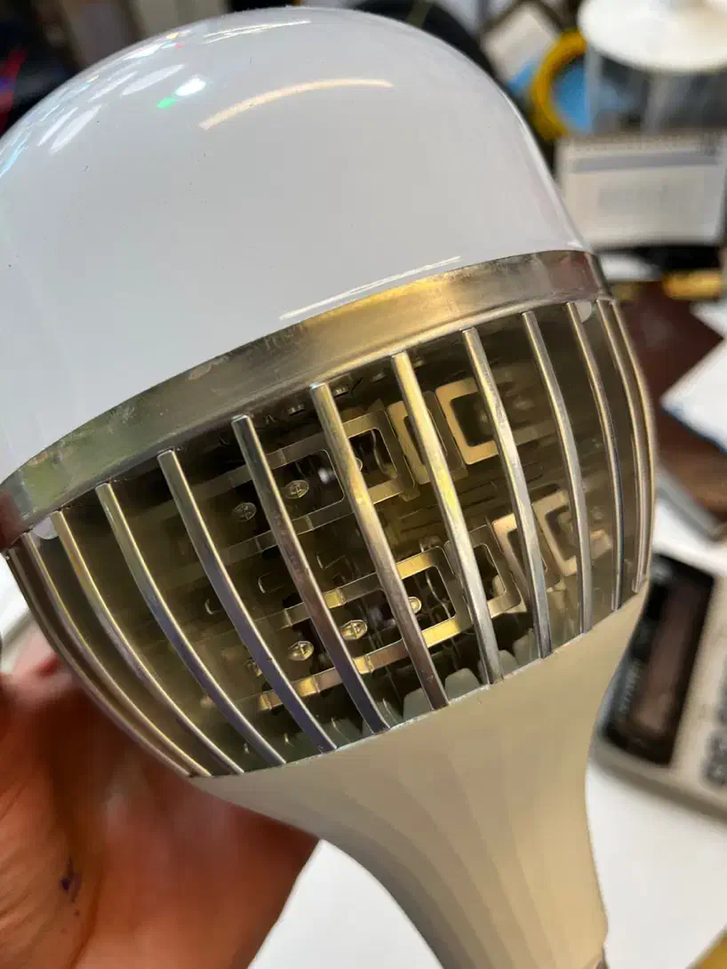 لامپ ۶۰ وات بدنه آلومینیومی گارانتی / برق اقایی|لامپ و چراغ|اصفهان, فروردین|دیوار