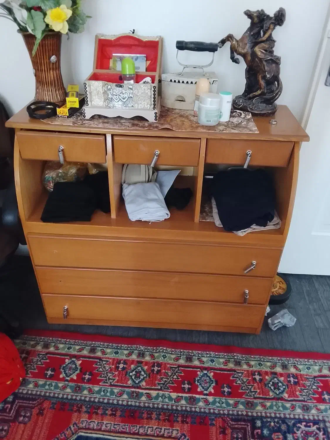 تخت دونفره همراه با کنار تختی و دراور و اینه|تخت و سرویس خواب|زنجان, |دیوار