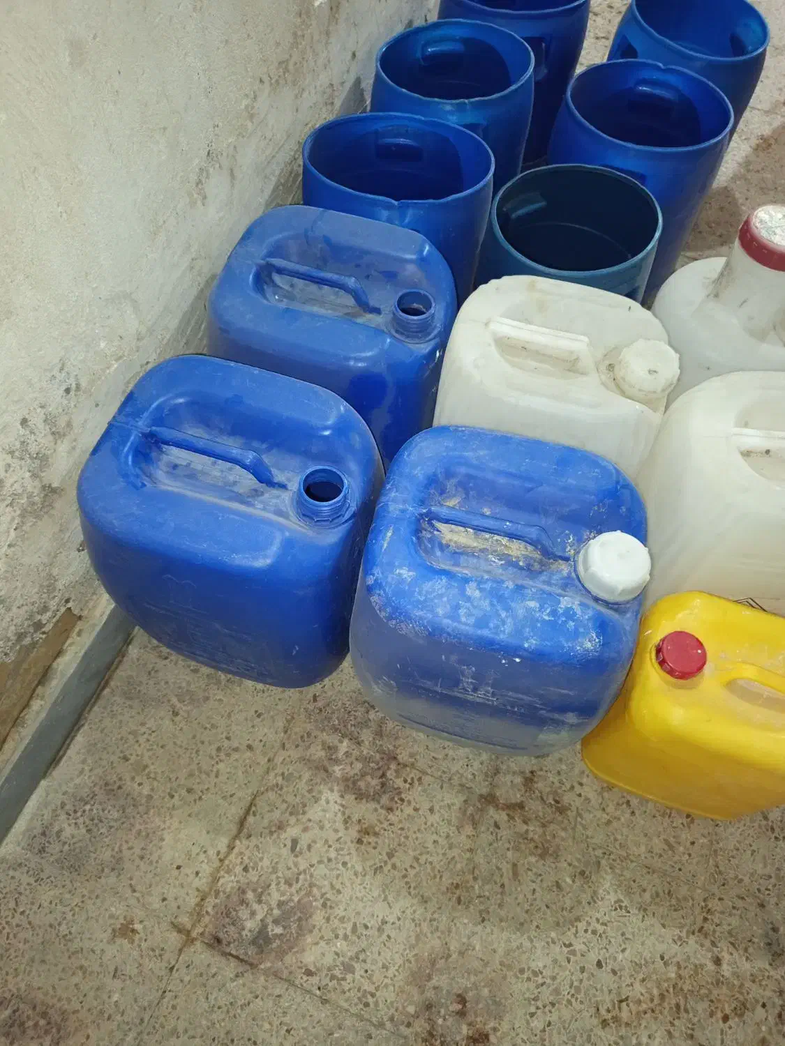 کوزه ای|ظروف نگهدارنده، پلاستیکی، یک‌بارمصرف|باوی, |دیوار