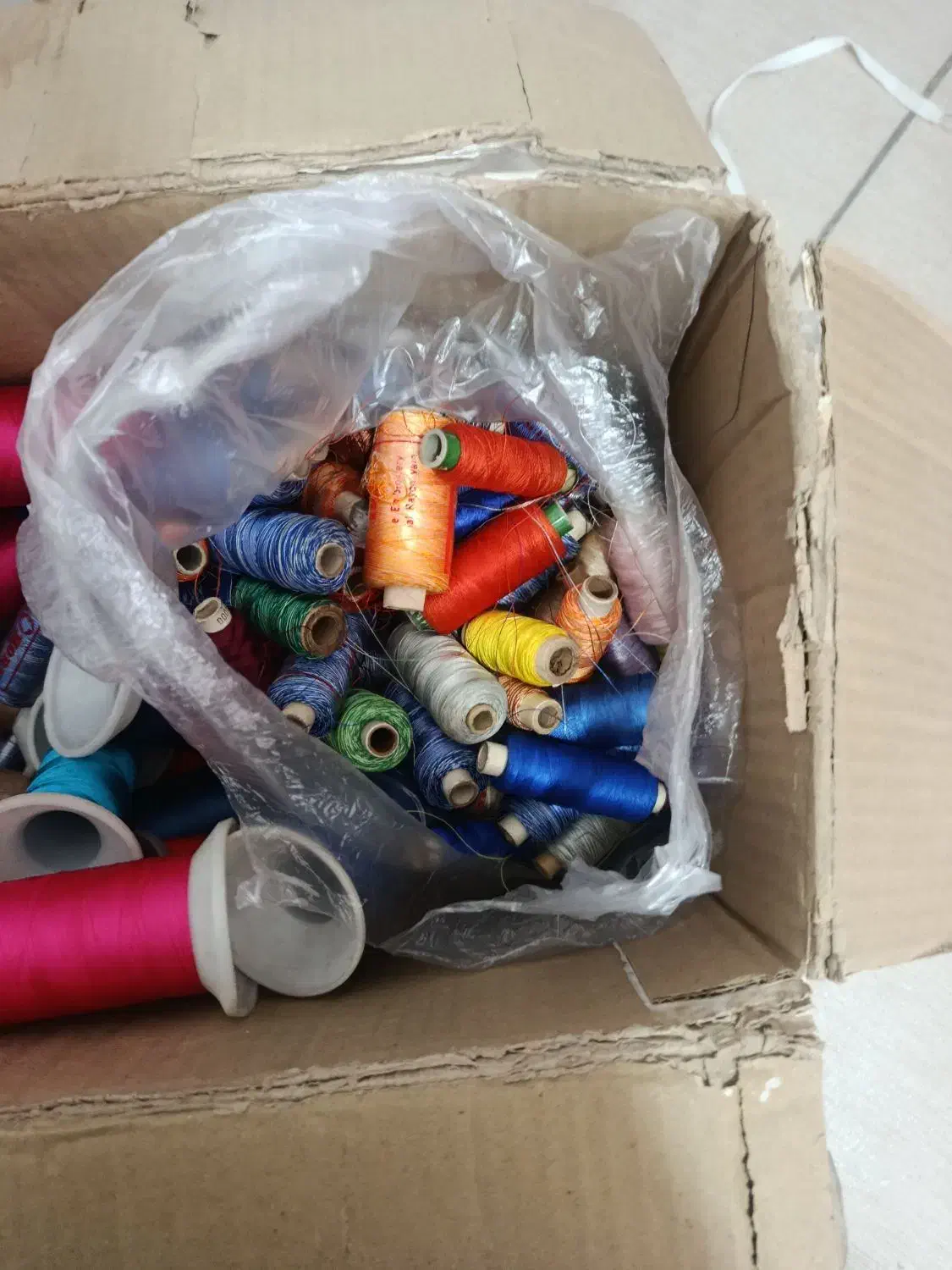تعداد زیادی نخ گلدوزی|لوازم خیاطی و بافتنی|رباطکریم, نصیرشهر|دیوار
