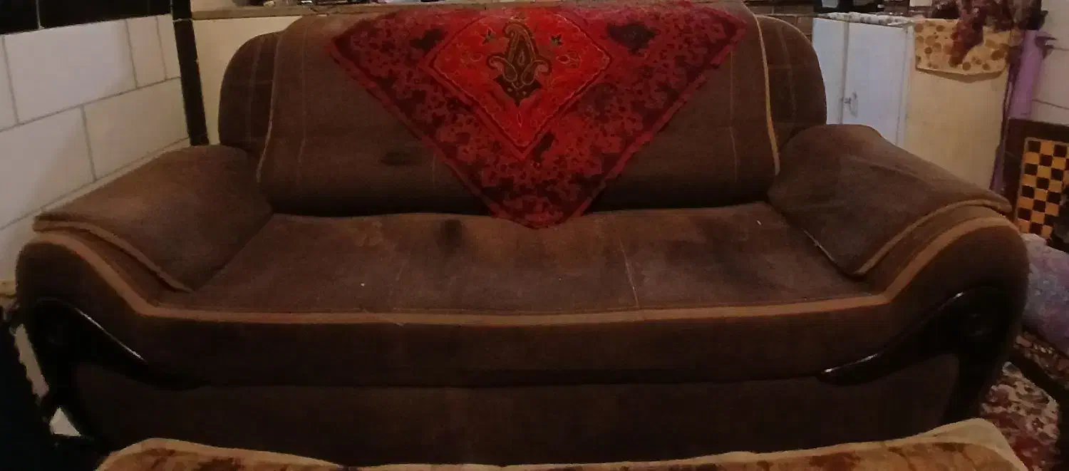 فروش فوری مبل راحتی محکم  کمبود جا قیمت توافقی|مبلمان خانگی و میز عسلی|کرمان, |دیوار