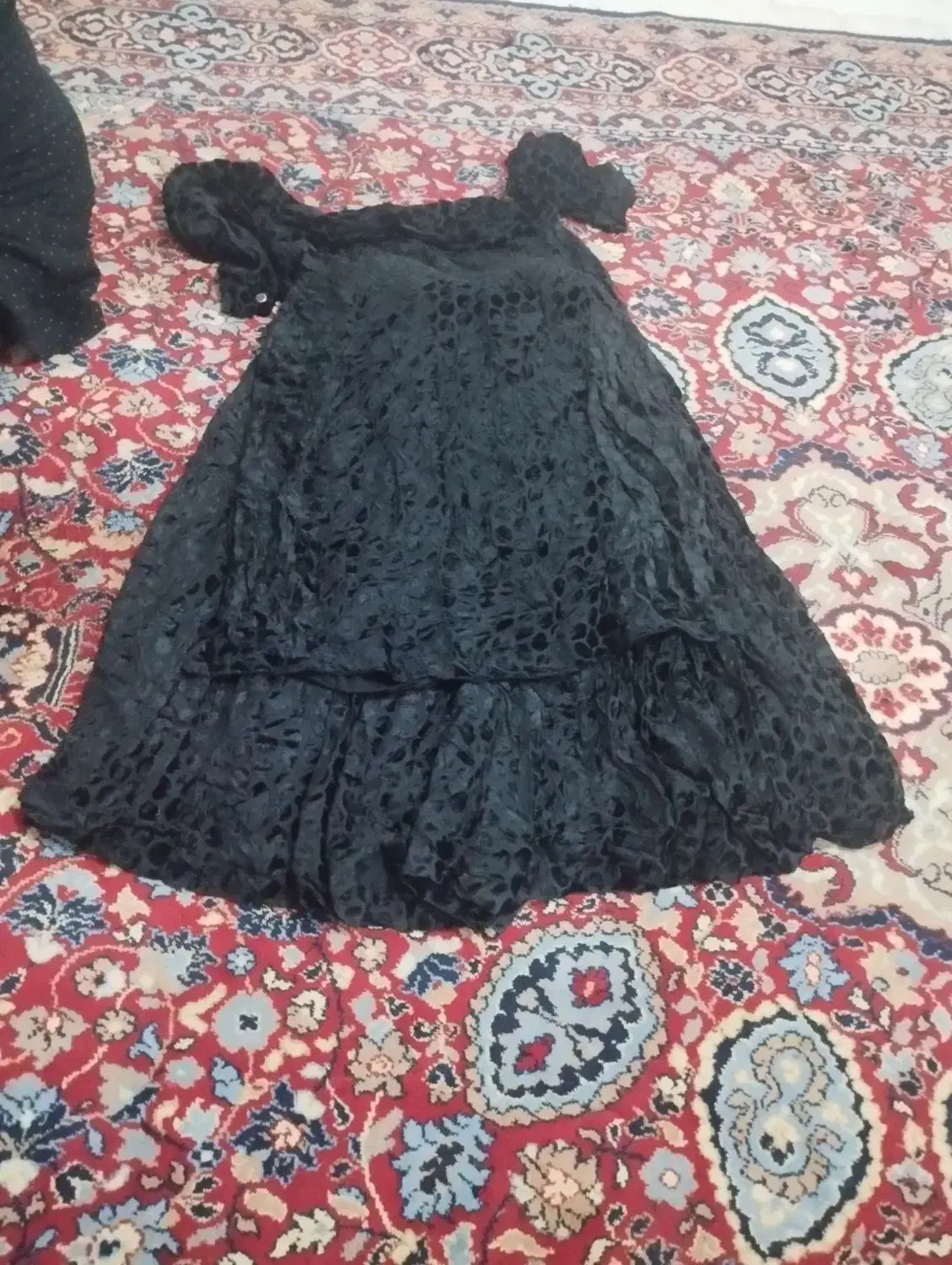 چند دست لباس محلی حریر حاشیه ای و مخمل|لباس|ایذه, |دیوار