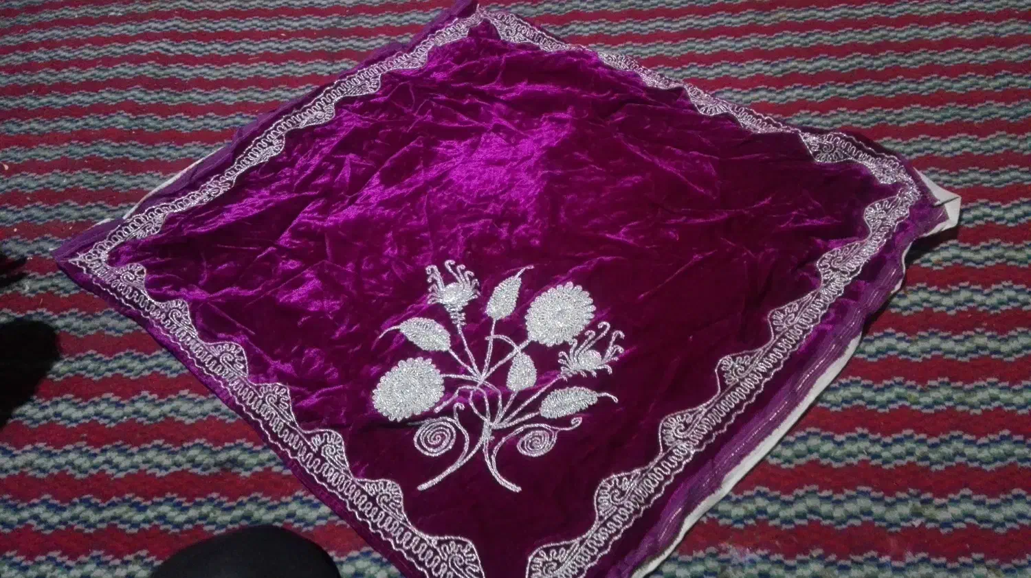 مخمل قدیمی گلدوزی شیک|پرده، رانر، رومیزی|کرمان, |دیوار