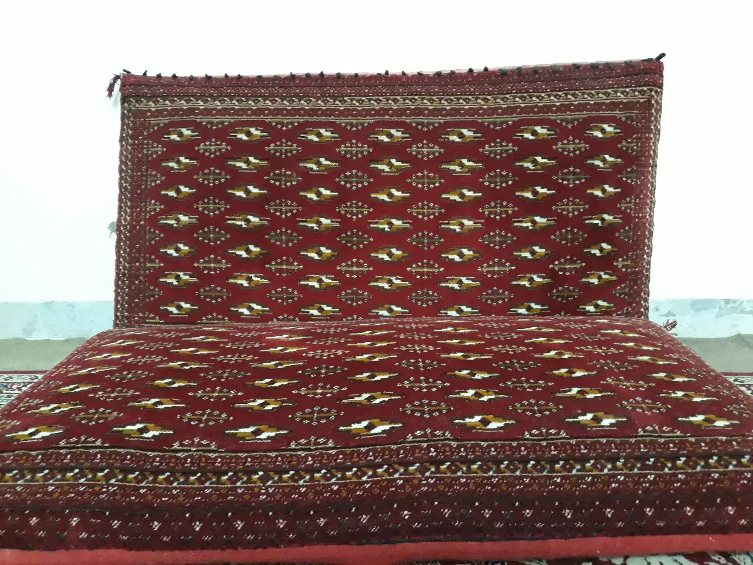 یک جفت پشتی ماشینی|پشتی|ساری, |دیوار