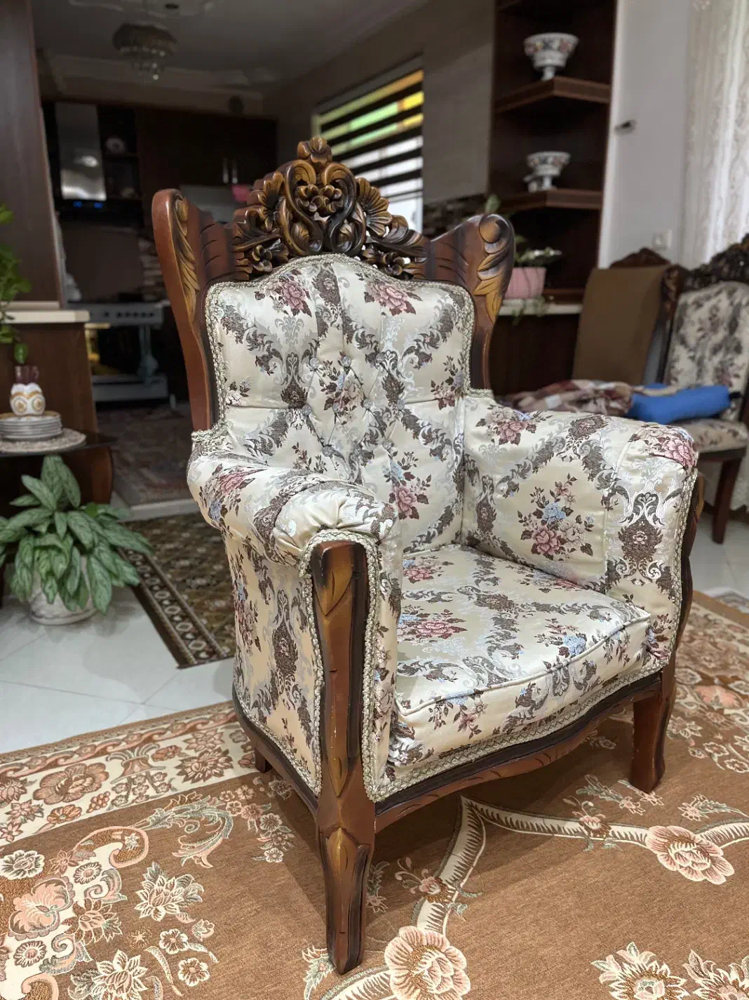 یک دست مبل سلطنتی ۹نفره|مبلمان خانگی و میز عسلی|رشت, جهاد|دیوار