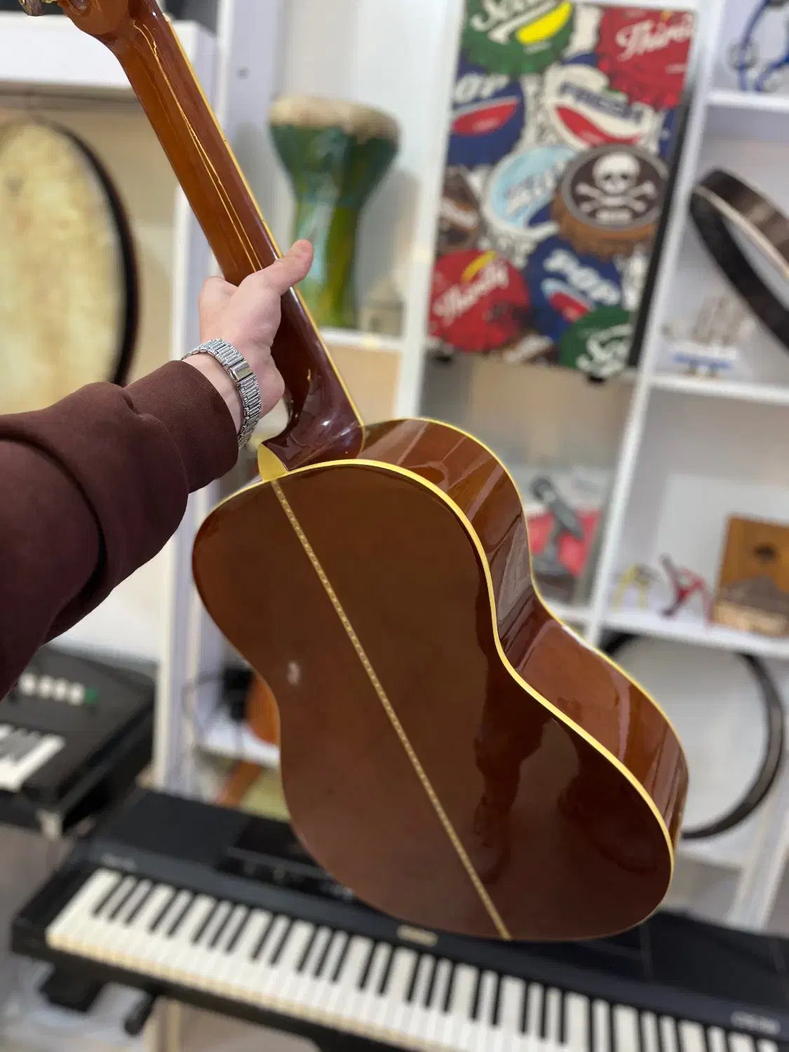 گیتار حرفه ای ویکتور ۳۰۰|گیتار، بیس، امپلیفایر|گنبد کاووس, |دیوار