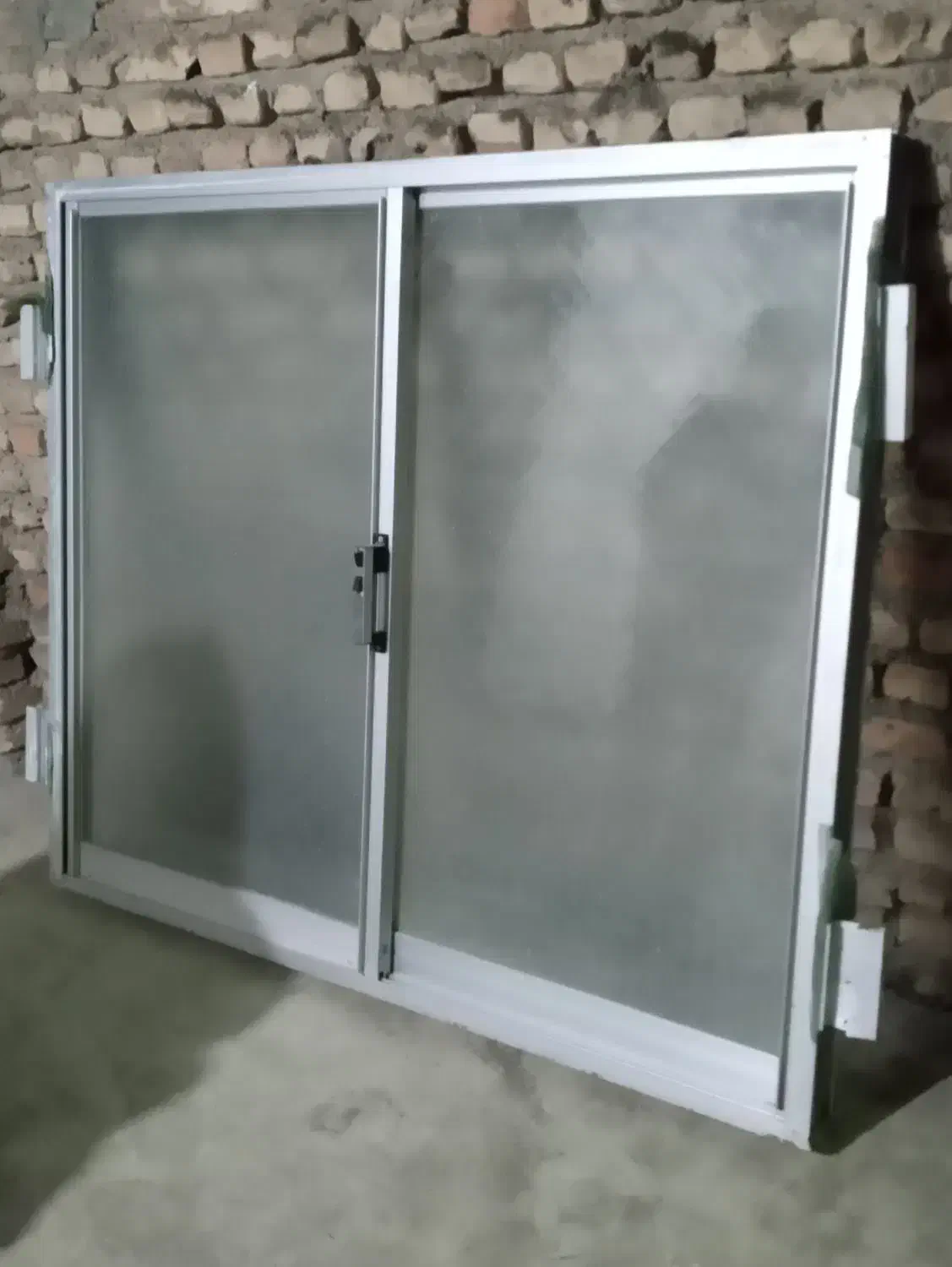 یک عدد پنجره المینیوم نقره ای|مصالح و تجهیزات ساختمان|فاضل آباد, |دیوار