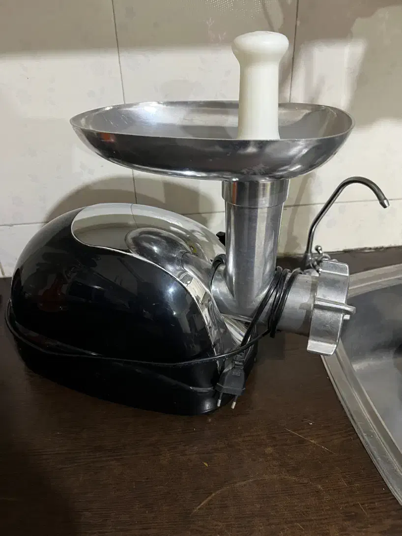 چرخ گوشت|خردکن، آسیاب، غذاساز|باغستان, |دیوار