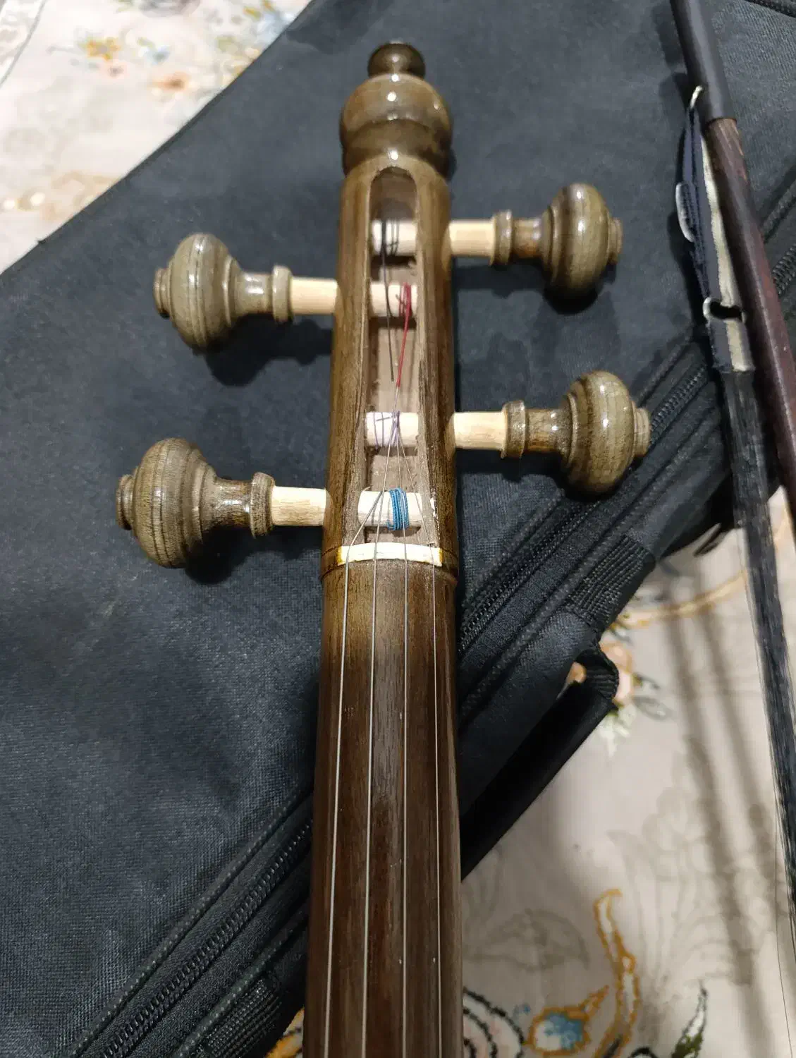 کمانچه احمد گنجی.|سازهای سنتی|خرمآباد, |دیوار