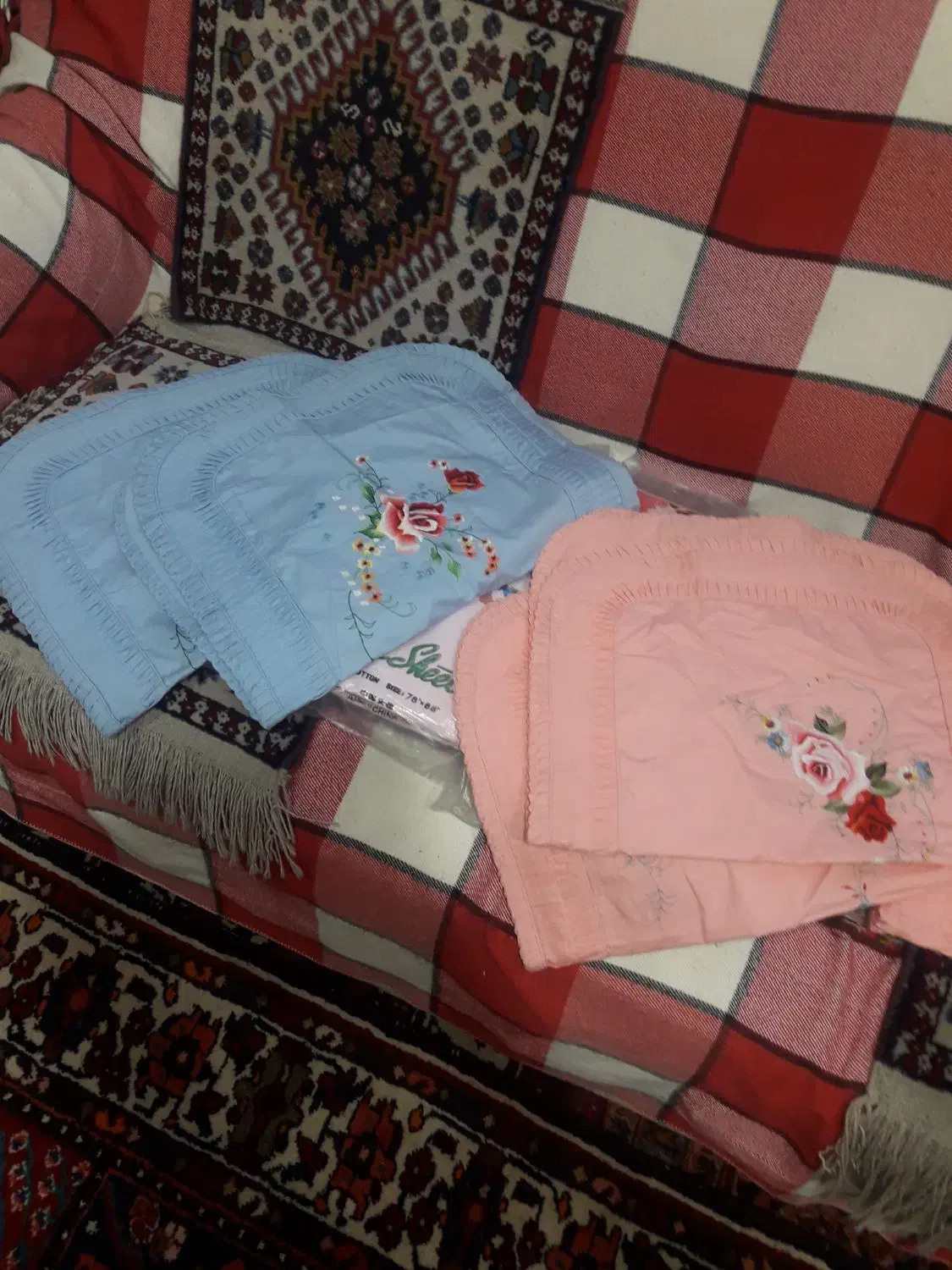 رو بالشتی قدیمی|رختخواب، بالش، پتو|شهرضا, |دیوار