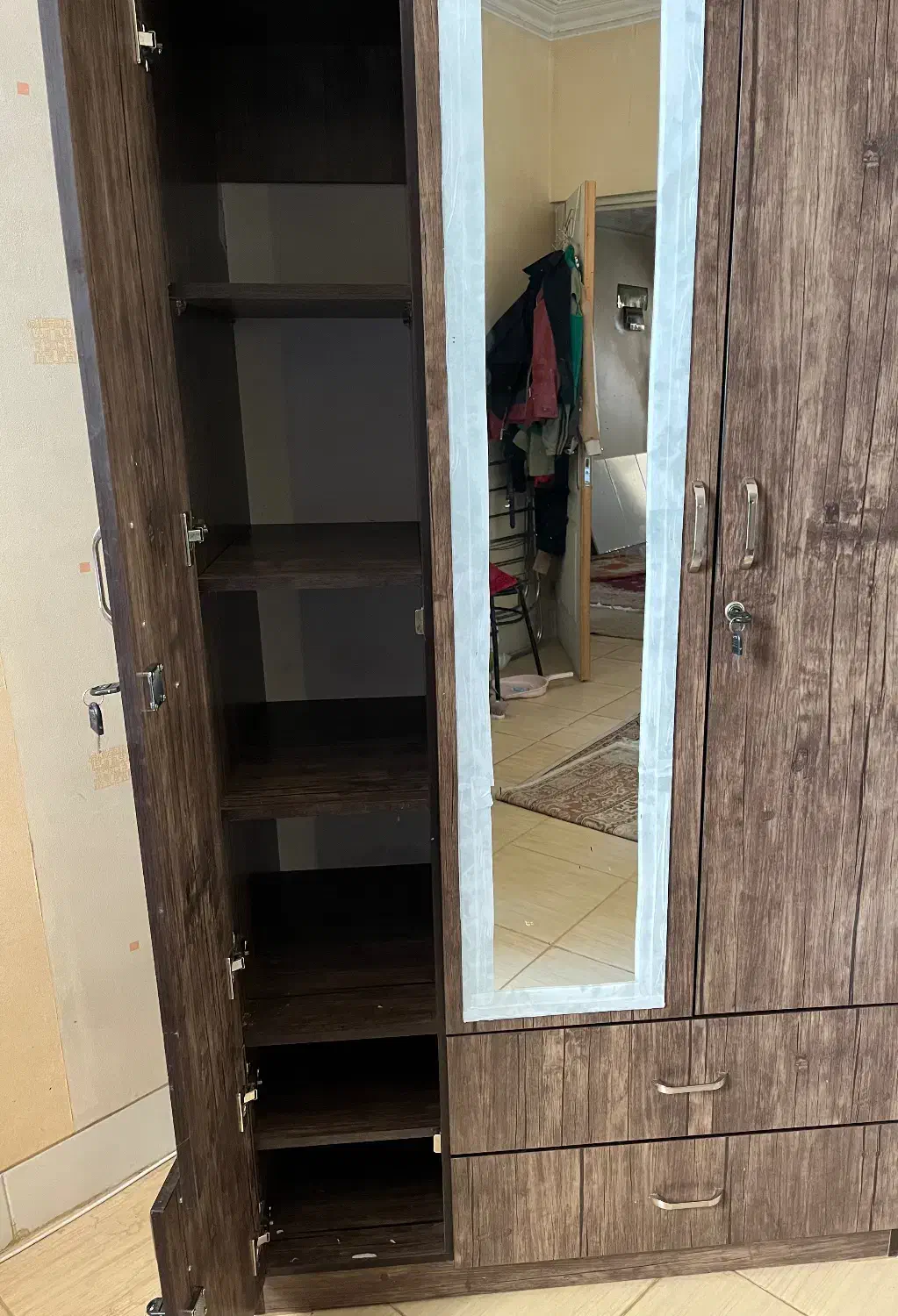 کمد لباسی|جاکفشی، کمد، دراور|شیراز, فرهنگ شهر|دیوار