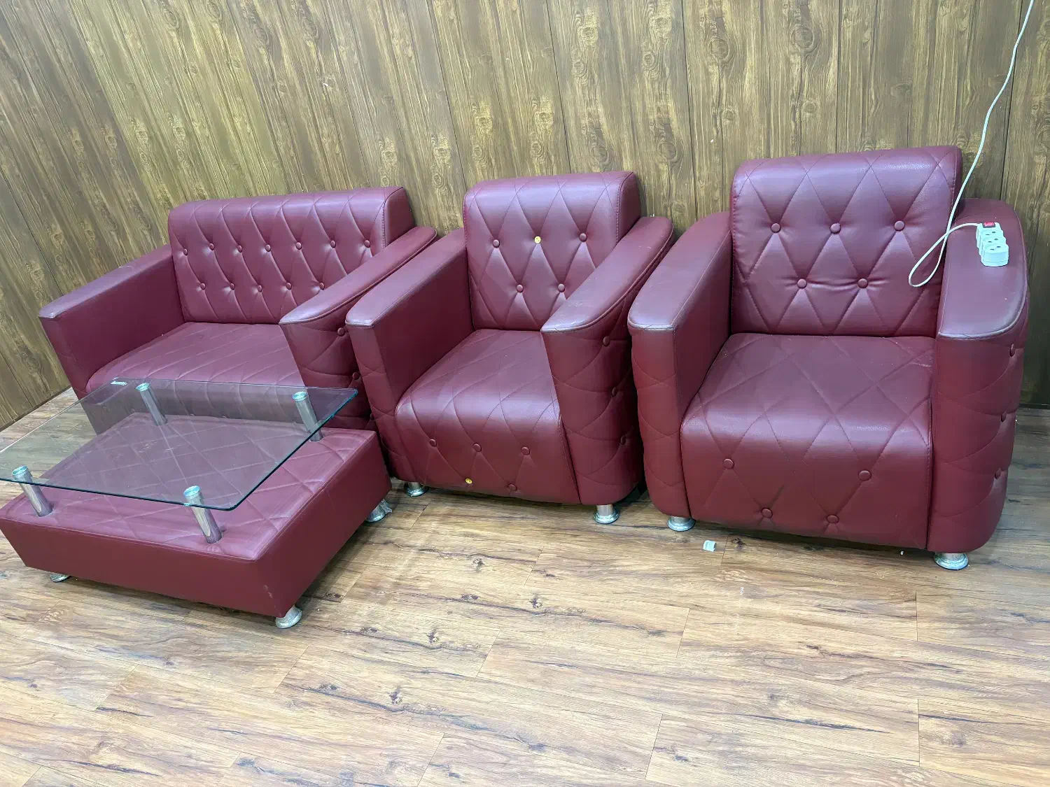 مبلمان و میز جلو مبلی چرم آلبالویی ۵ تومان|مبلمان خانگی و میز عسلی|رشت, پل تالشان|دیوار