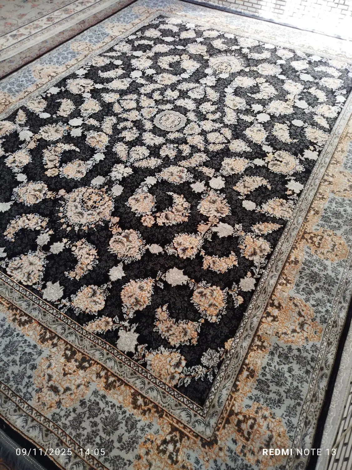 انبار فرش درخشان ۷۰۰شانه با تراکم ۲۵۵۰|فرش|خرمآباد, |دیوار