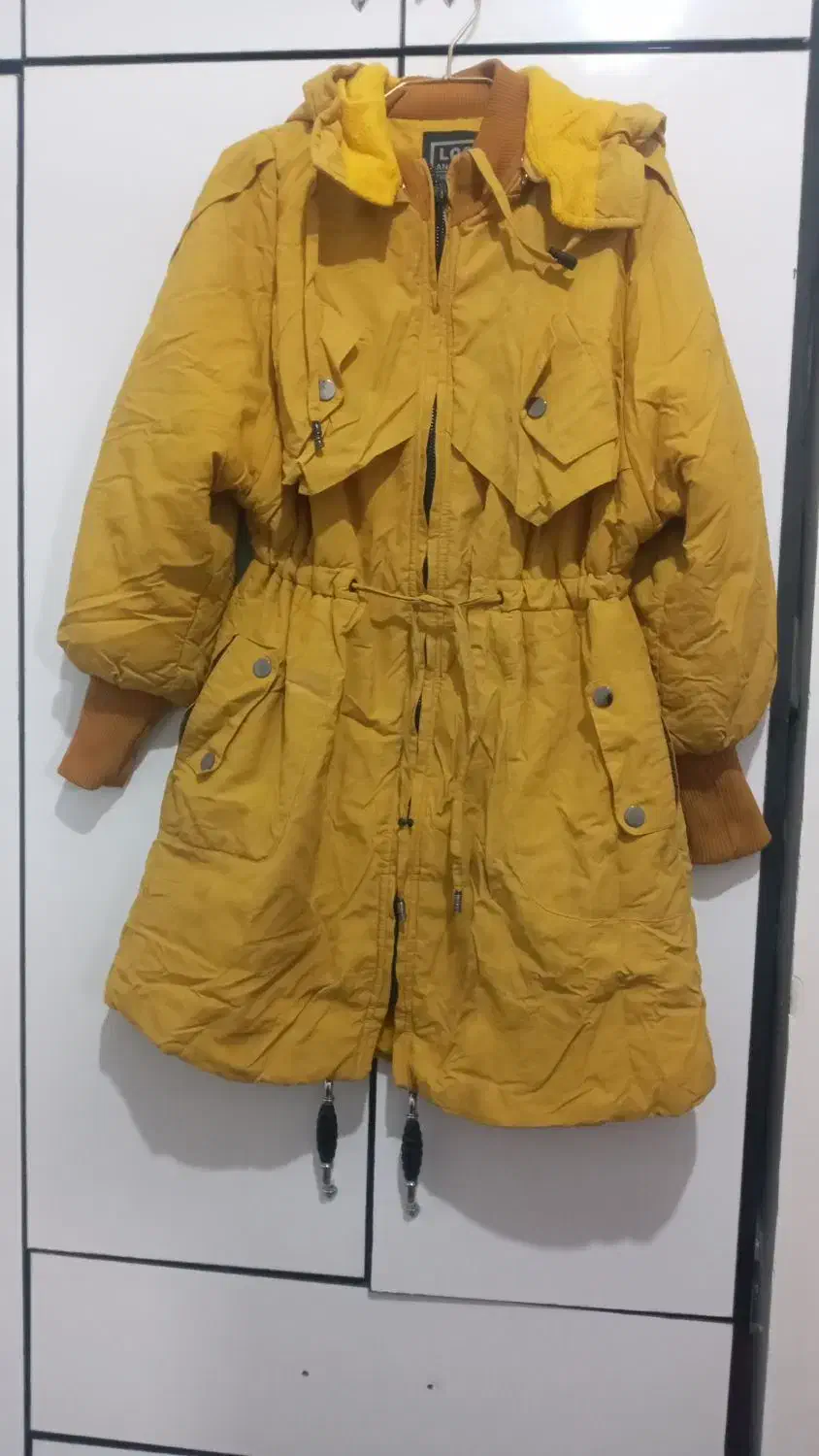 کاپشن|لباس|میانه, |دیوار