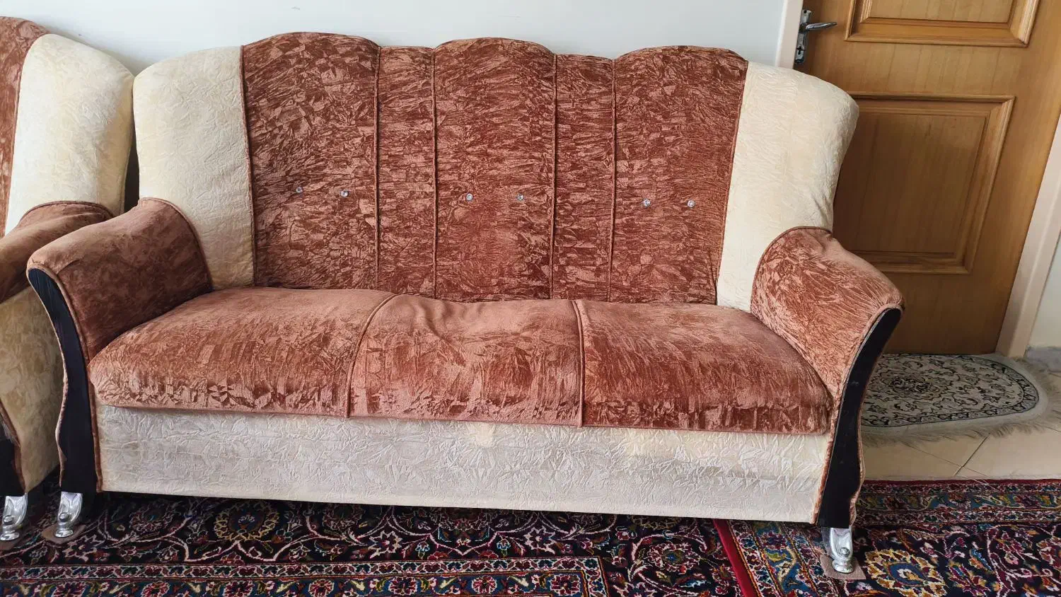 دو دست مبل ۷ نفره راحتی در حد نو|مبلمان خانگی و میز عسلی|اصفهان, باغ فدک|دیوار