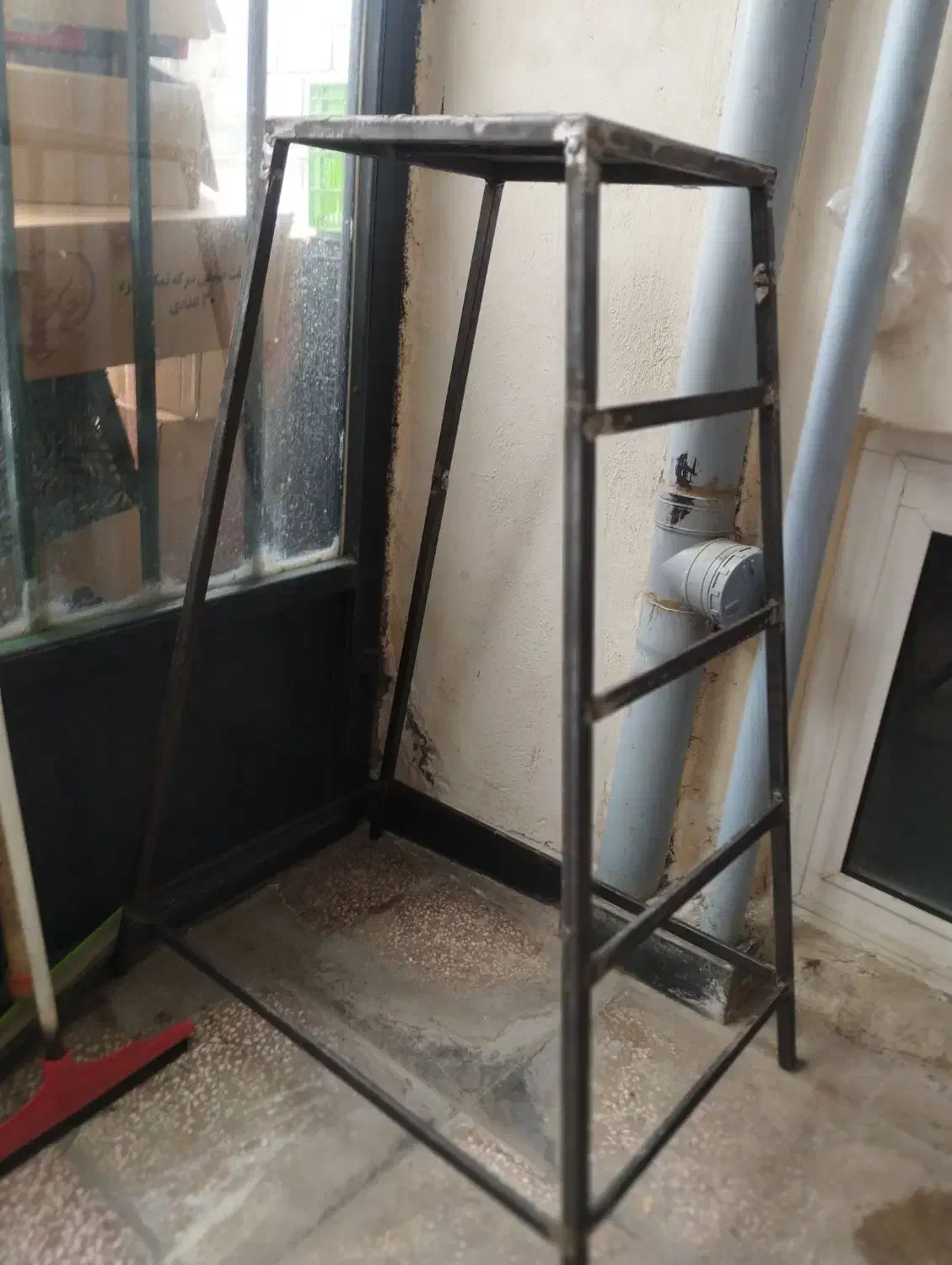 چهارپایه آهن|صندلی و نیمکت|خلخال, |دیوار