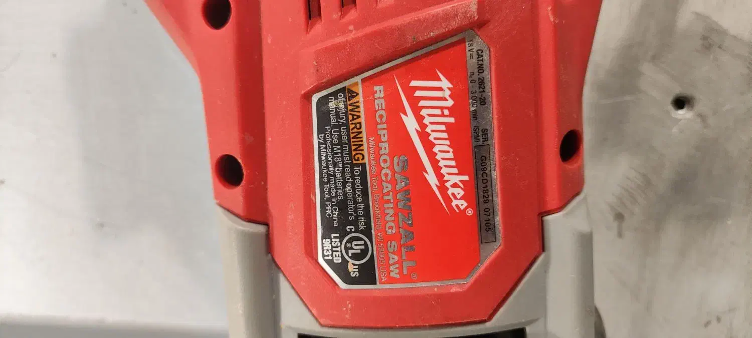 افقی بر میلواکی|ابزارآلات|خاوران, |دیوار