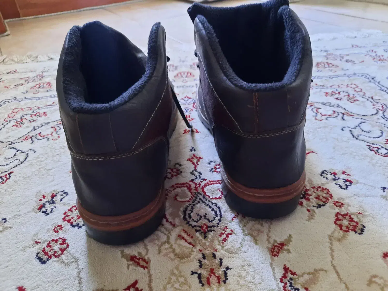 کفش ساق دار|کیف، کفش، کمربند|اندیشه, اندیشه فاز ۱|دیوار