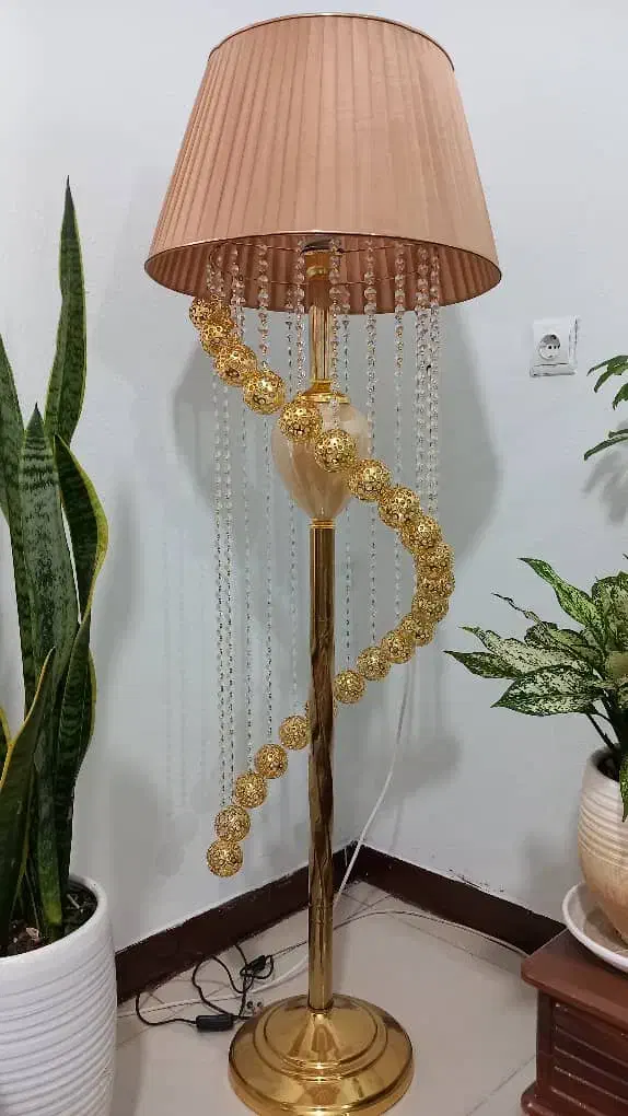 آباژور کنارسالنی و رومیزی ساعت|چراغ خواب و آباژور|شاهینشهر, شهرک گلدیس|دیوار