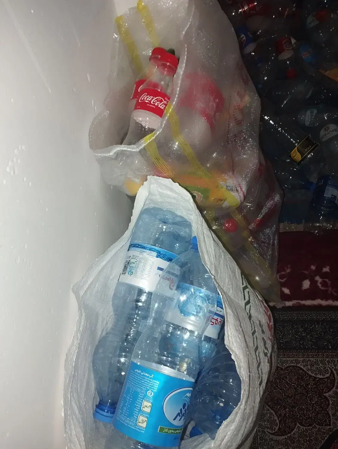 بطری آب معدنی و نوشابه|ظروف نگهدارنده، پلاستیکی، یک‌بارمصرف|بیرجند, |دیوار