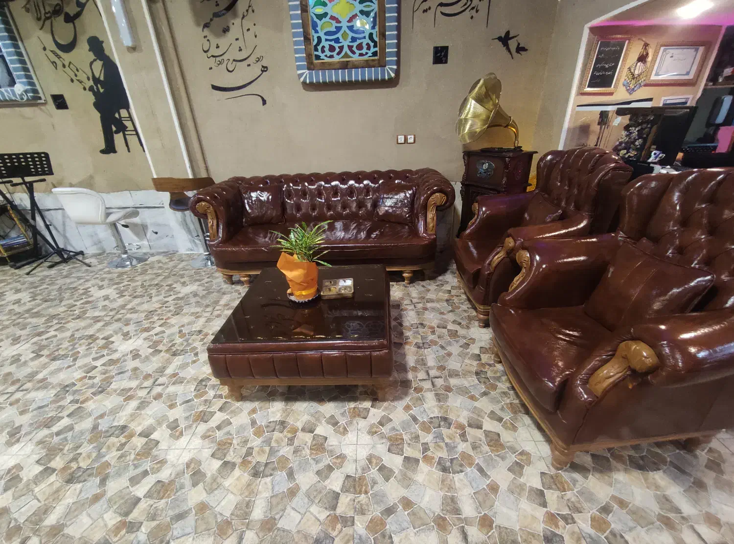 مبل چرمی پنج نفره|مبلمان خانگی و میز عسلی|شهرضا, |دیوار