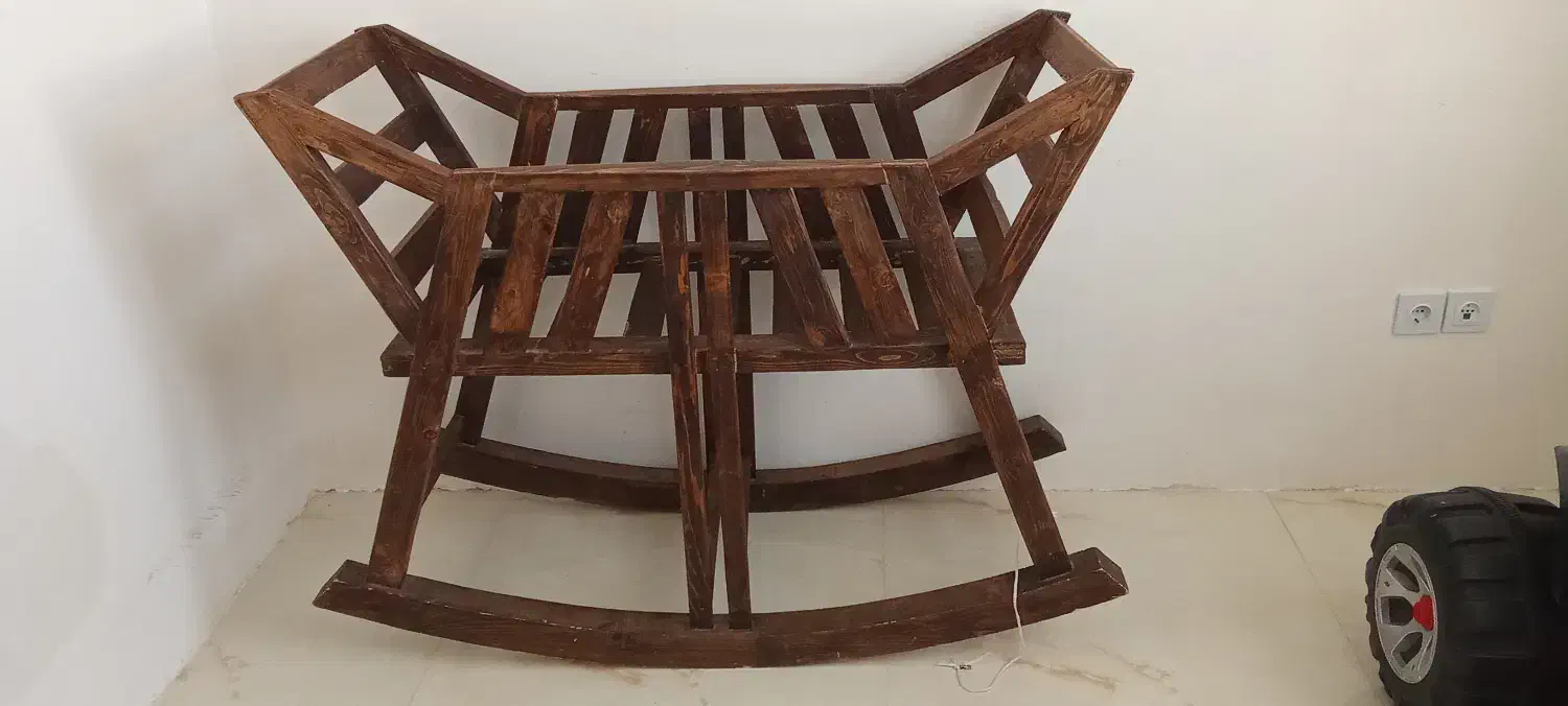 گهواره چوبی زیبا|تخت و صندلی بچه|شیروان (خراسان), |دیوار