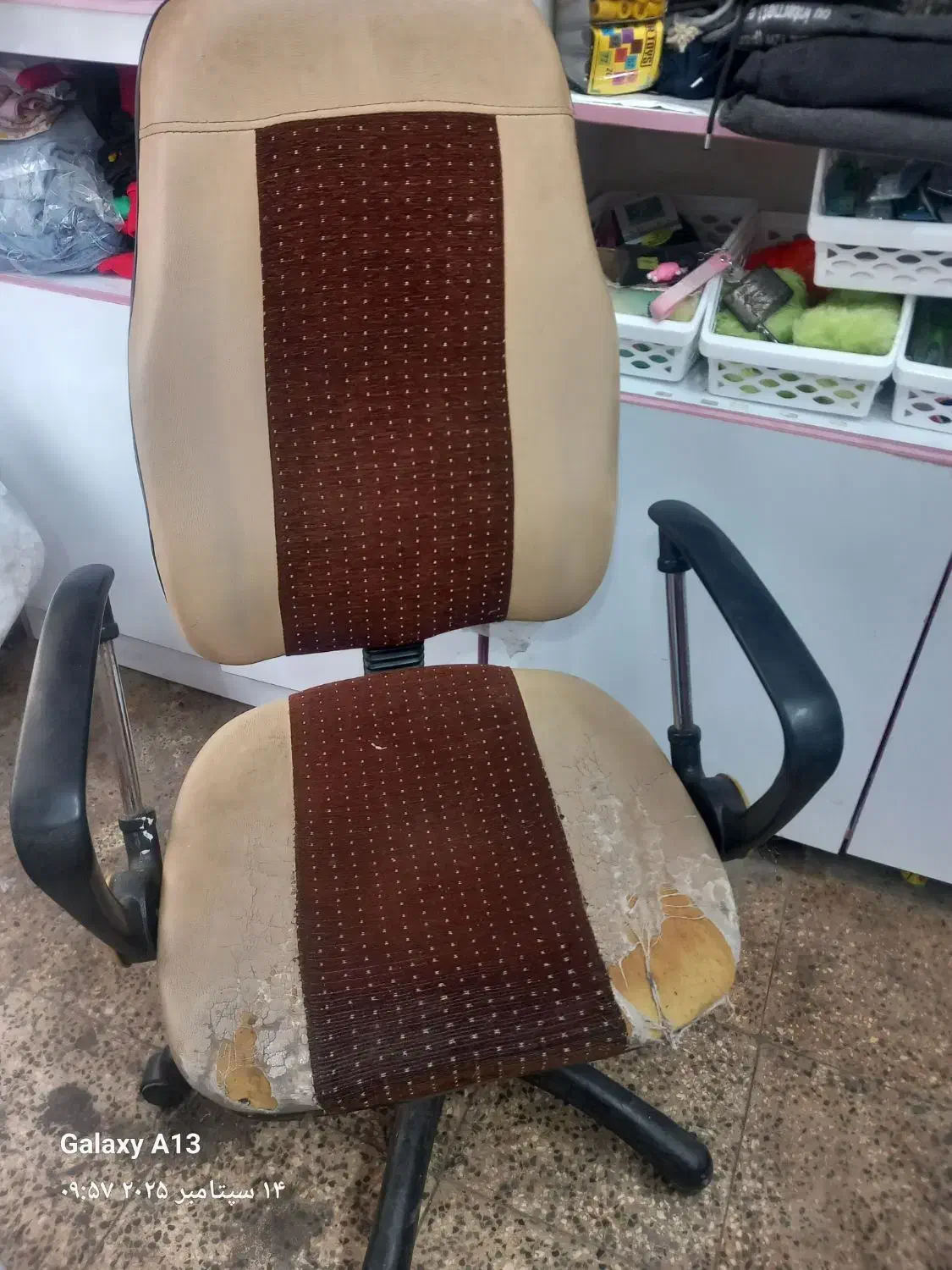 صندلی چرخ دار|صندلی و نیمکت|ماسال, |دیوار