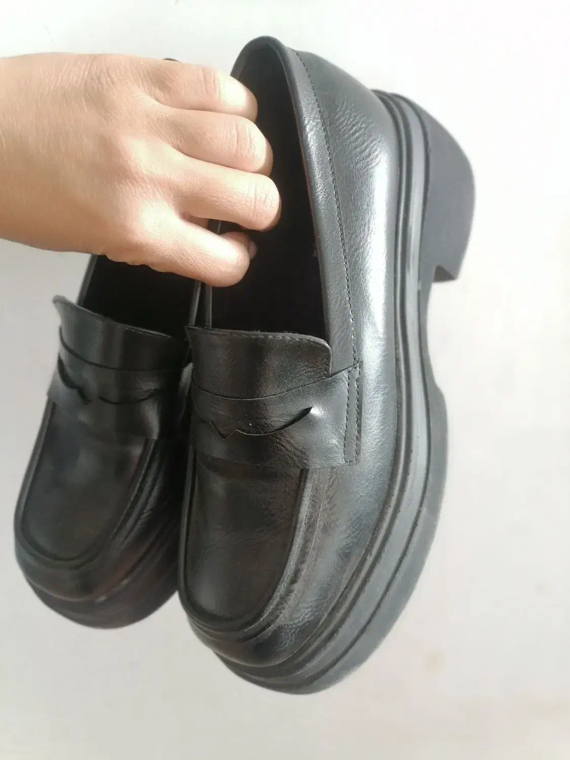 کفش|کیف، کفش، کمربند|آبپخش, |دیوار