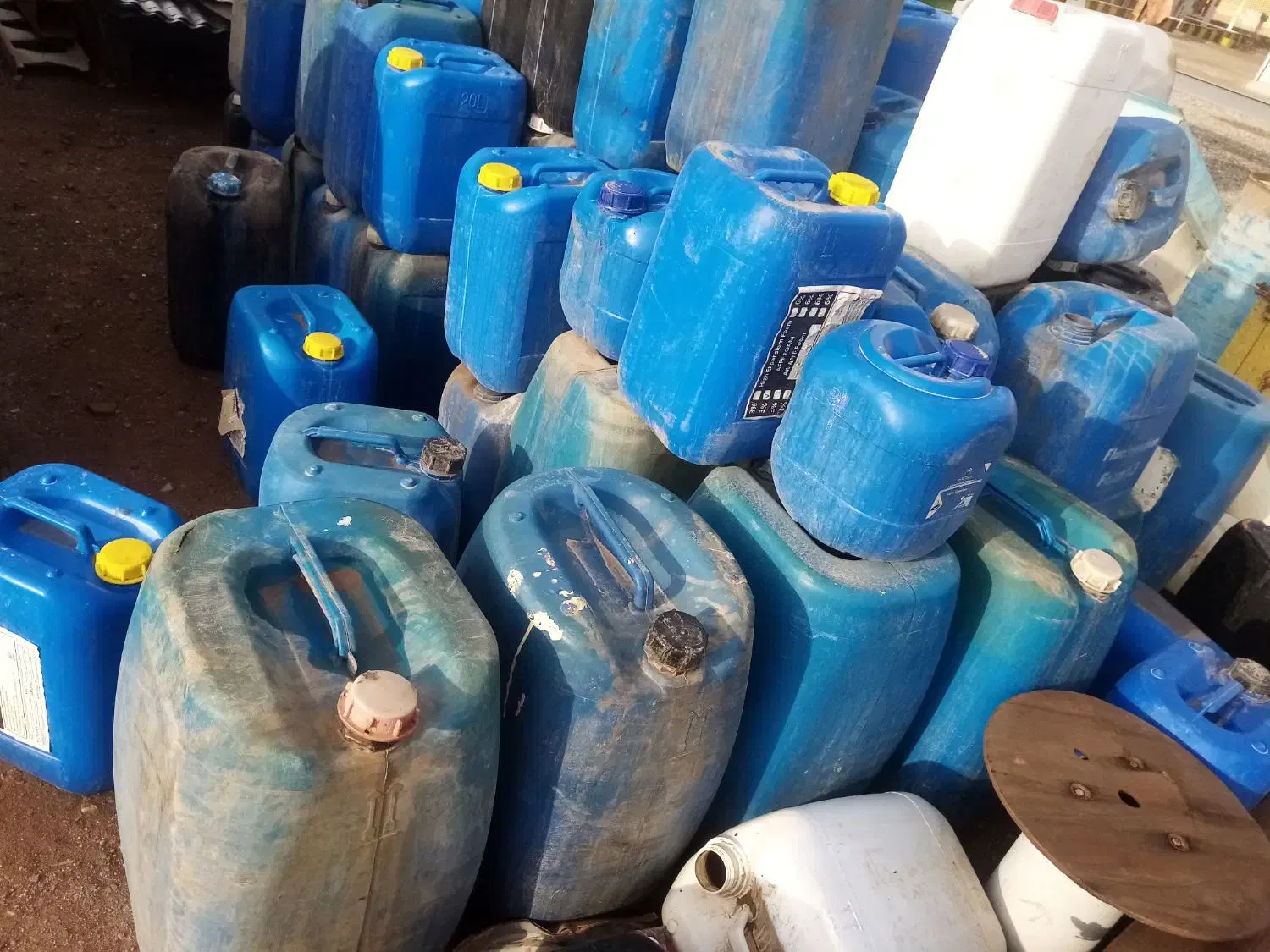 گالن آبی و مشکی|مصالح و تجهیزات ساختمان|یزد, |دیوار