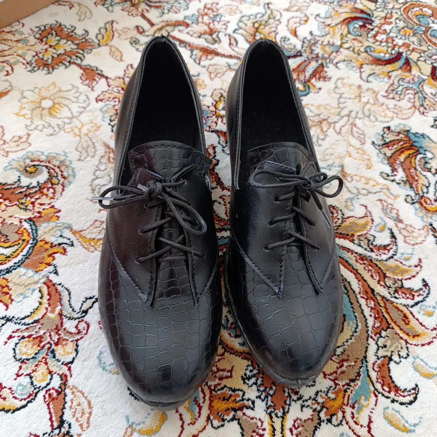 کفش نو|کیف، کفش، کمربند|کاشمر, |دیوار