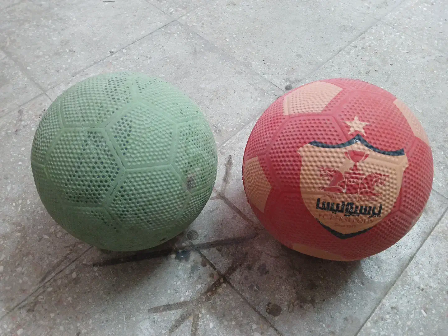 دو عدد توپ سالم|ورزشهای توپی|آران و بیدگل, |دیوار