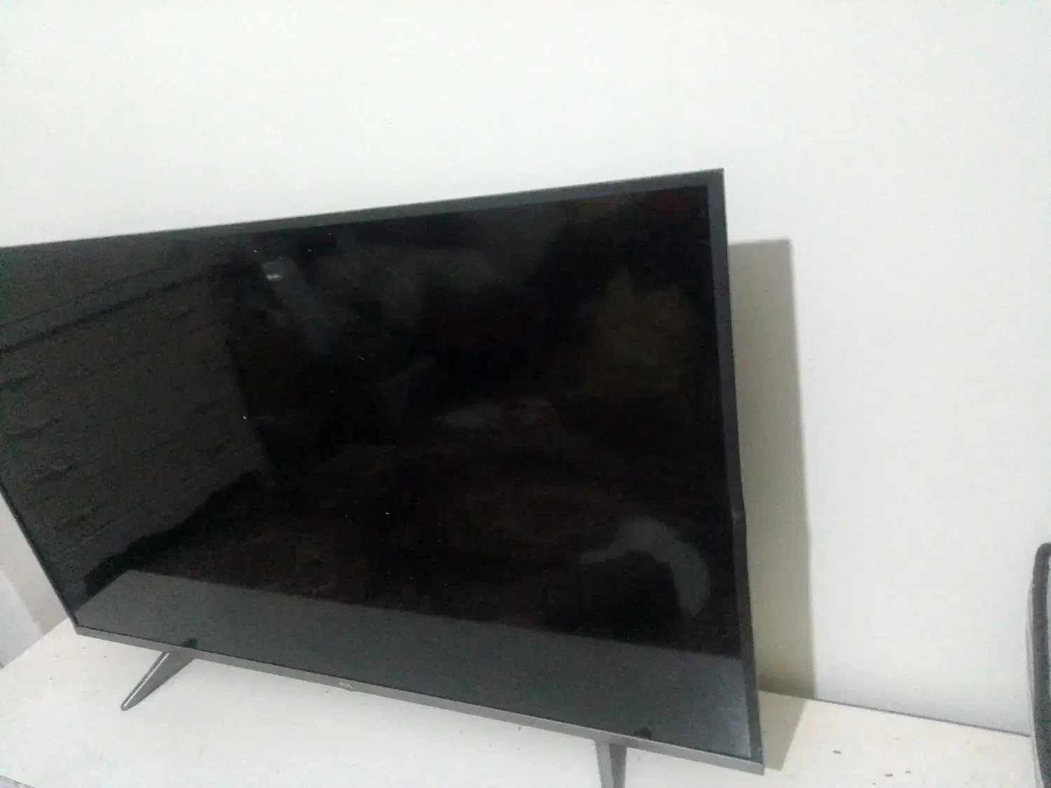 تلویزیون TCL ضربه خورده|تلویزیون و پروژکتور|بروجرد, |دیوار