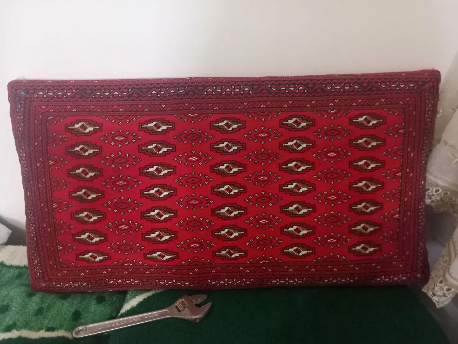 یک جفت پشتی|پشتی|سردرود, |دیوار