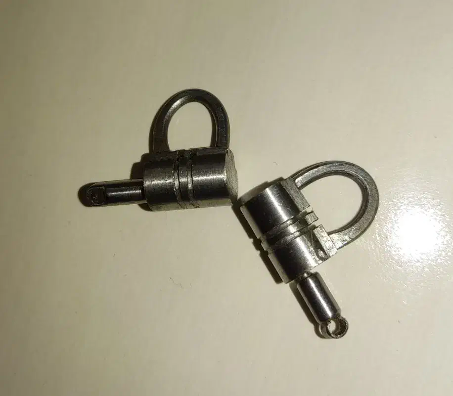 قفل مینیاتوری فولادی آنتیک کلکسیونی زیبا کمیاب نو|کلکسیون و سرگرمی|اصفهان, ناژوان|دیوار