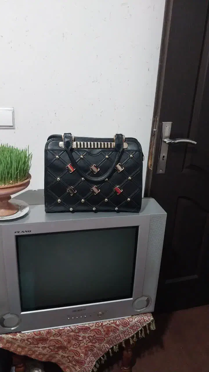 کیف و کفش نو شیک|کیف، کفش، کمربند|برخوار, |دیوار