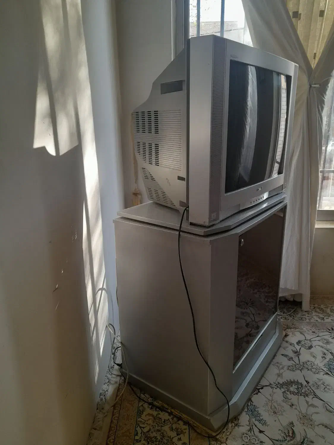 تلویزیون ۲۹ با میز بسیار تمیز ودکوری زیبا|تلویزیون و پروژکتور|سبزوار, پاسداران|دیوار