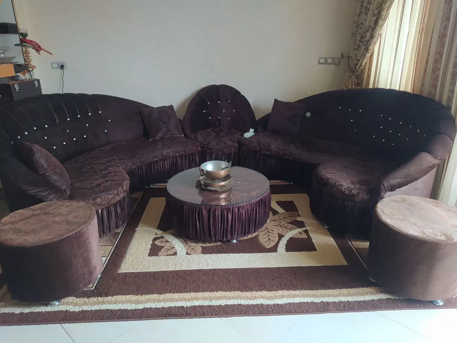 مبل راحتی ۹ نفره یه میز وسط با شیشه سالم|مبلمان خانگی و میز عسلی|دیشموک, |دیوار