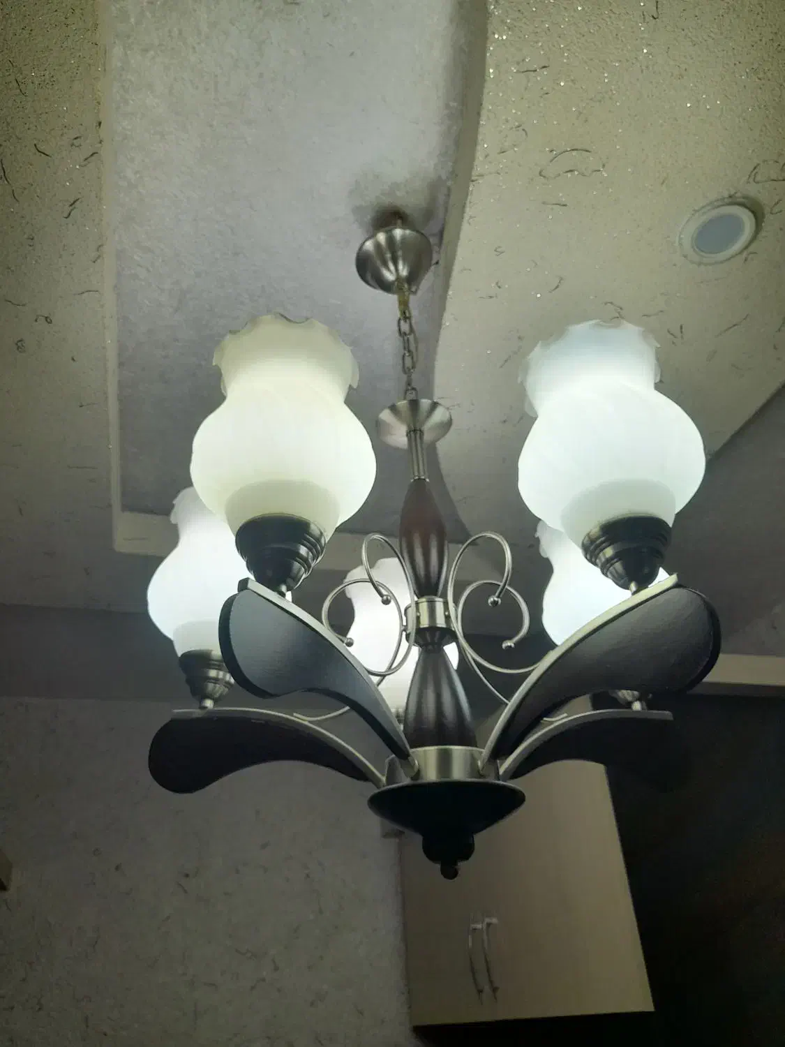 لوستر پنچ شعله چوبی و فلزی با پنچ تا لامپ ۹ وات|لوستر و چراغ آویز|مشهد, یاس|دیوار