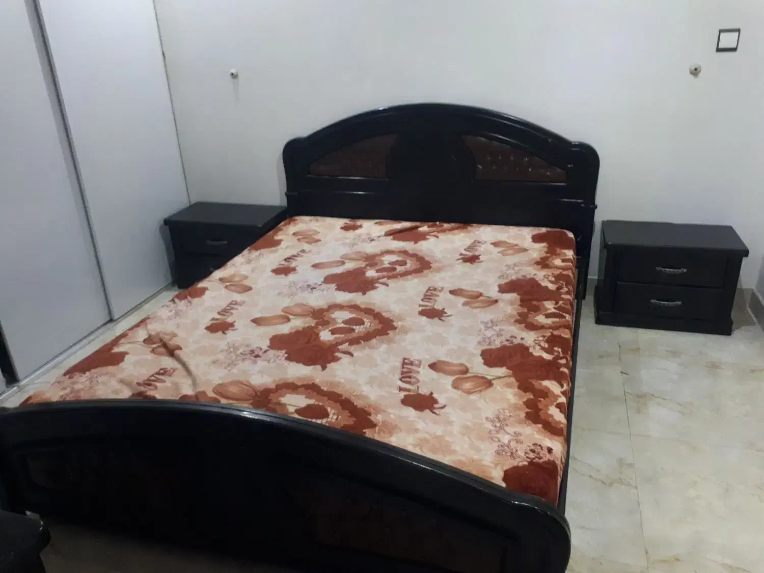 فروش تخته خواب و تشک و دو عدد کشویی بغل تخت خواب|تخت و سرویس خواب|ساوه, |دیوار