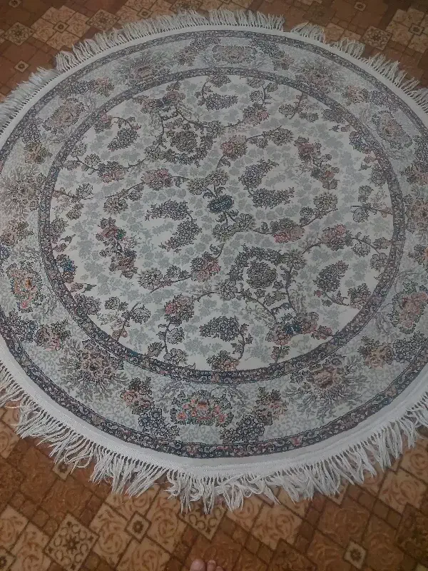 یه عدد فرش گرد در حدنو|فرش|ایذه, |دیوار