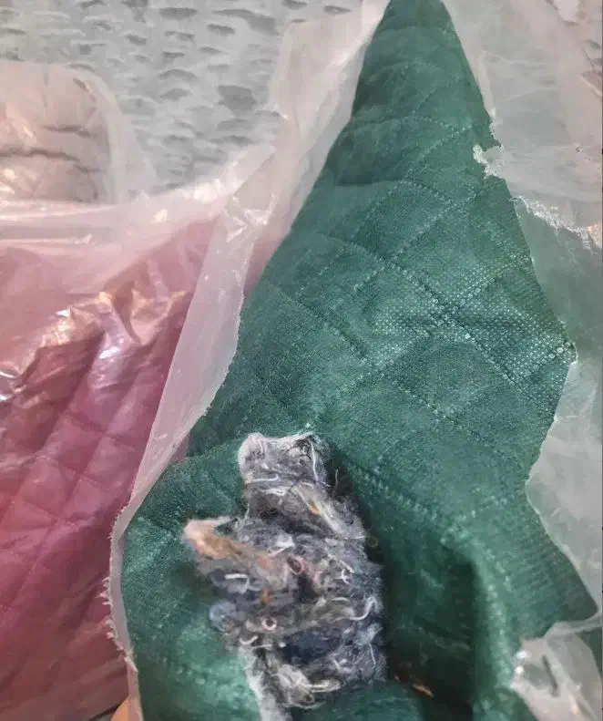 بالش و روبالشتی|رختخواب، بالش، پتو|بومهن, |دیوار