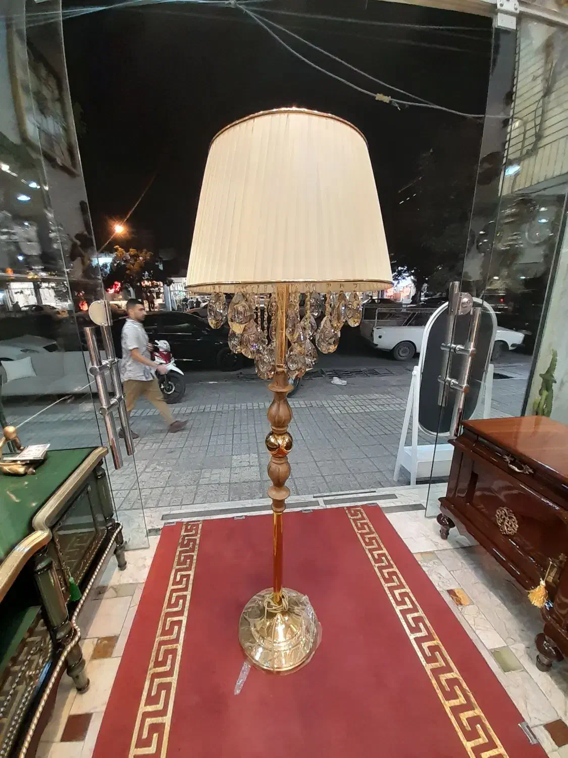 اباژورایستاده کنارسالنی مناسب هدیه|چراغ خواب و آباژور|مشهد, طلاب|دیوار