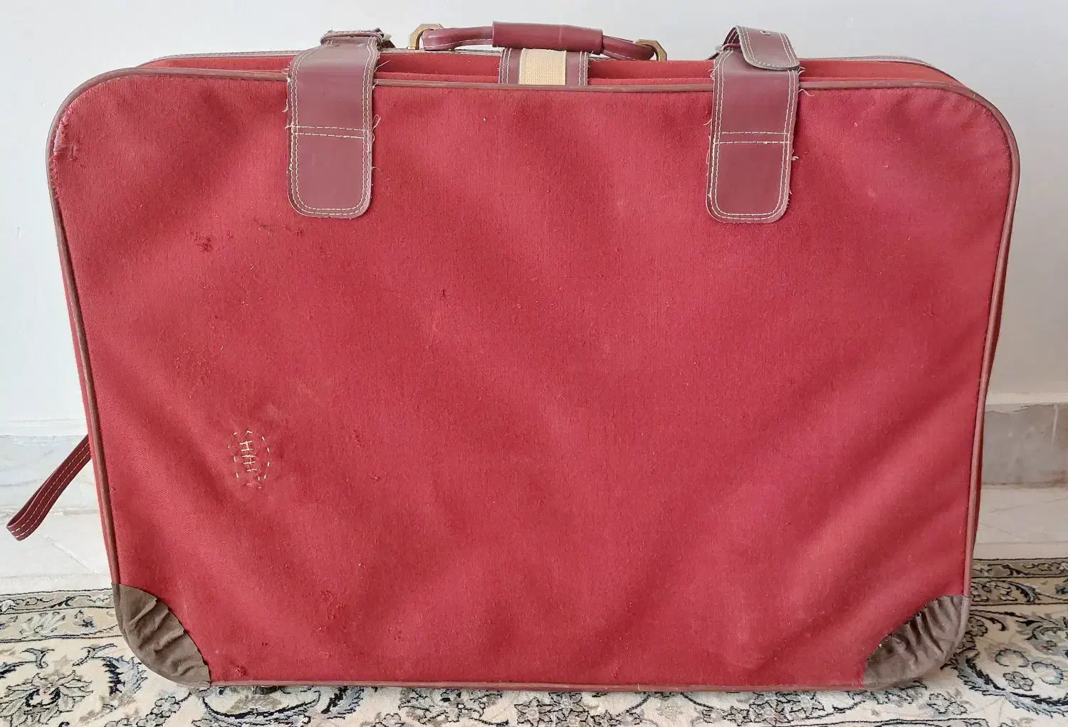 چمدان قدیمی و نوستالژی زرشکی|کلکسیون اشیاء عتیقه|اصفهان, ارغوانیه|دیوار