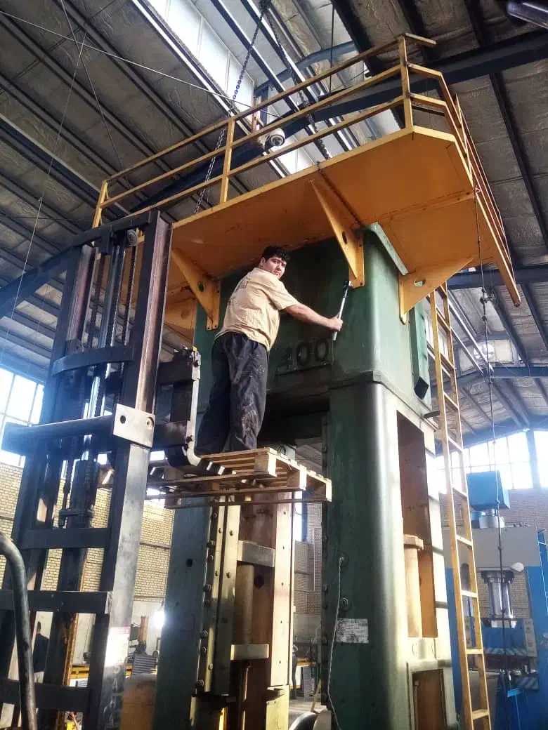 پرس ۴۰۰ تن روسی|ماشین‌آلات صنعتی|تهران, فرحزاد|دیوار