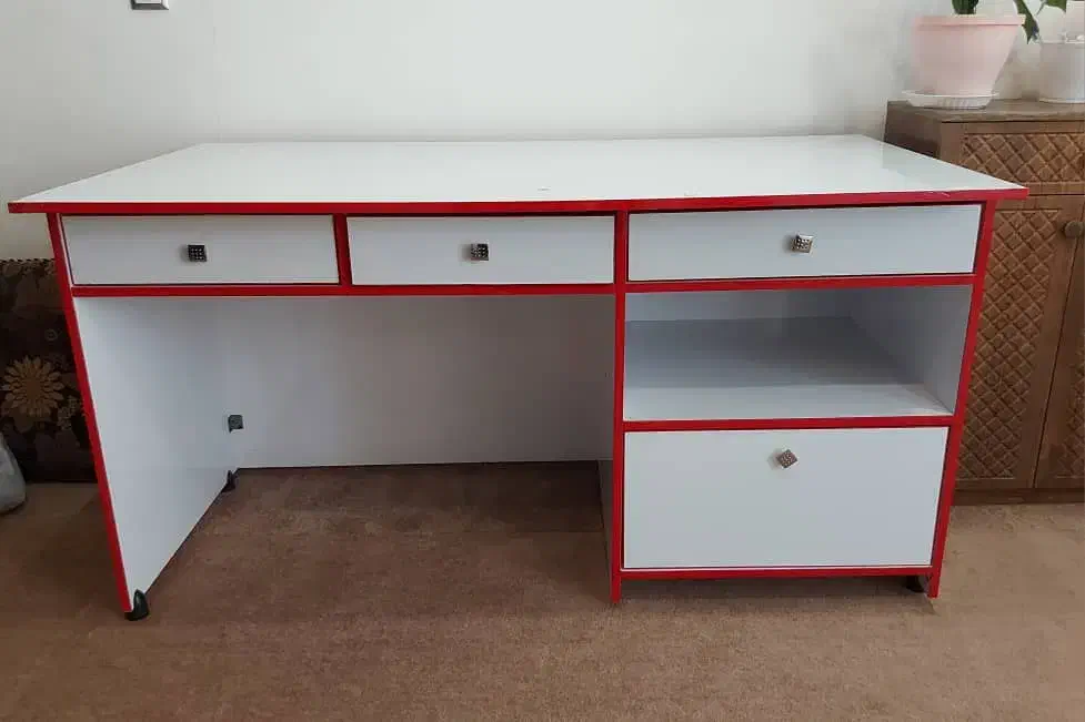 میز اداری سالم و تمیز با صندلی چرخدار|میز تحریر و کامپیوتر|اندیمشک, |دیوار