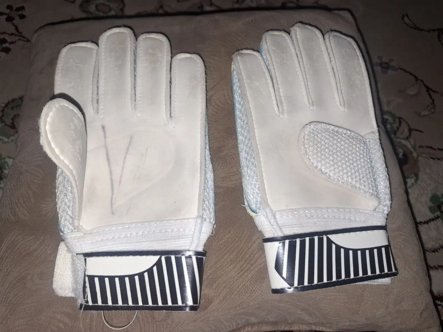 دستکش دروازه بانی|لباس|سیاهکل, |دیوار